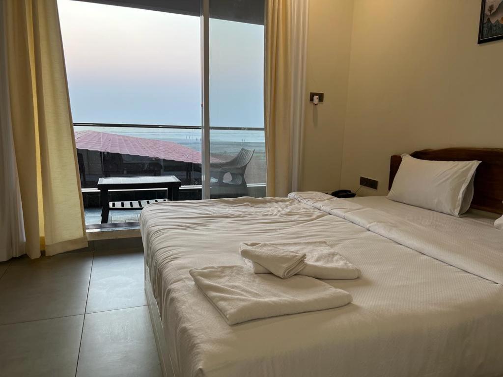 Coastal Bay Beach Resort Harnai Exterior photo