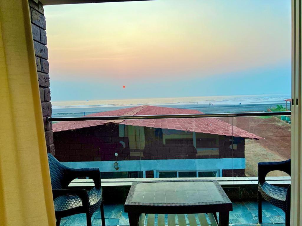 Coastal Bay Beach Resort Harnai Exterior photo